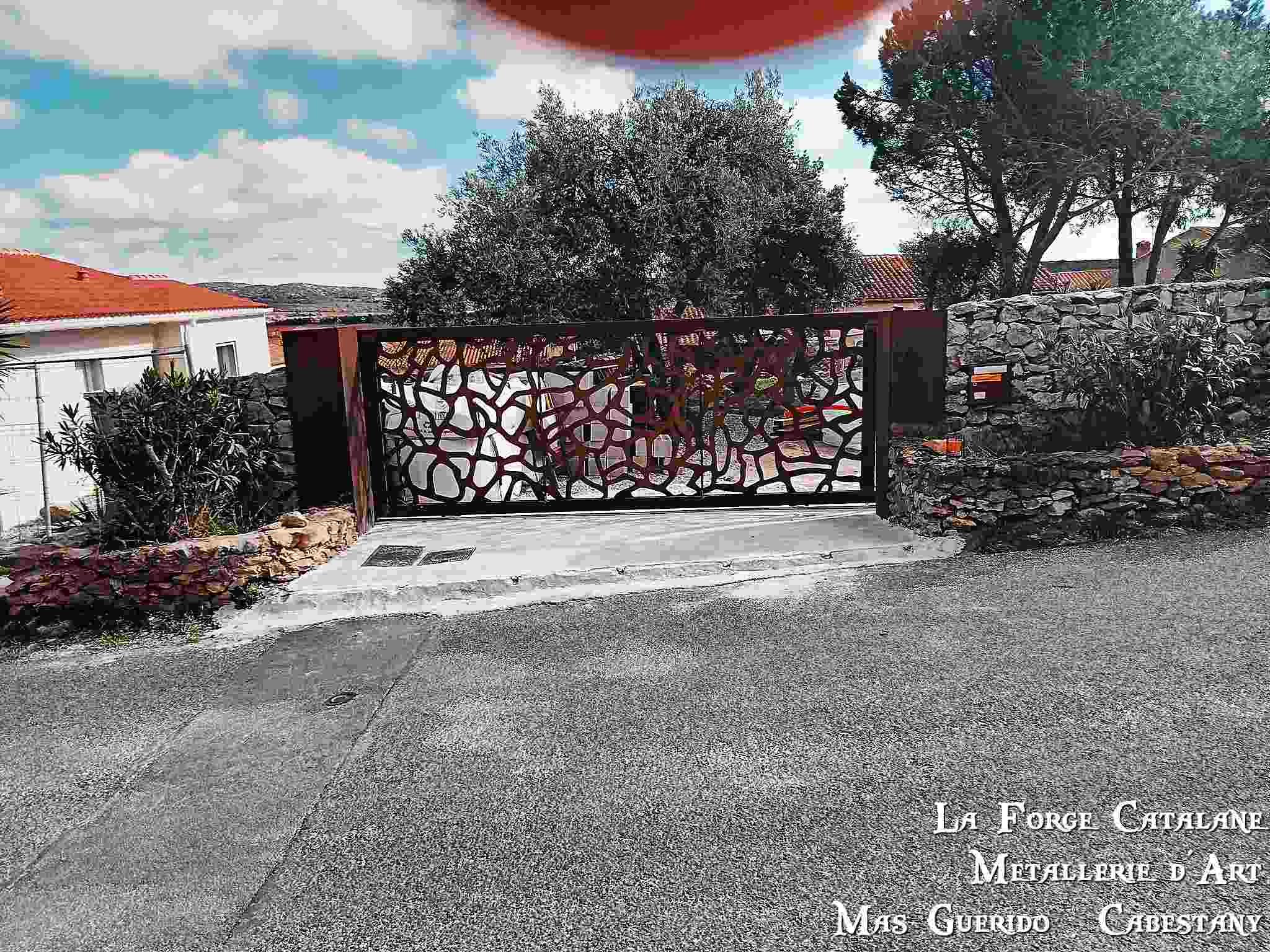 portail coulissant motif en decoupe laser moderne forge catalane.jpg